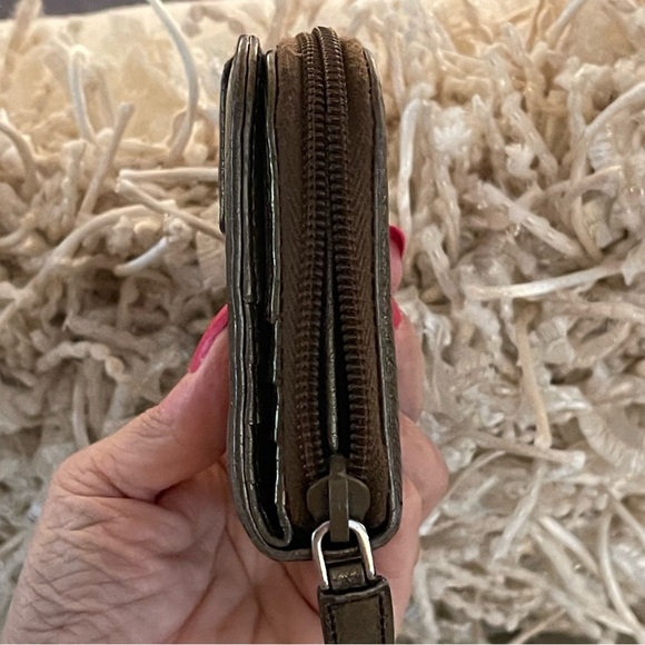 COA⭐️PRADA Vitello Daino Leather
Compact Wallet⭐️STUNNING⭐️ 💯Authentic - Picture 9 of 16